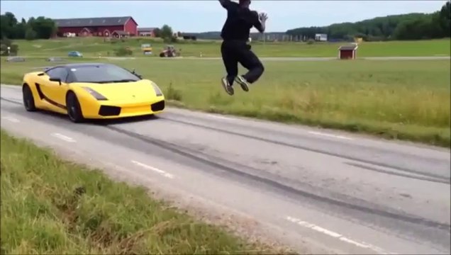 Un homme saute par dessus une Lamborghini qui roule à 130 km/h