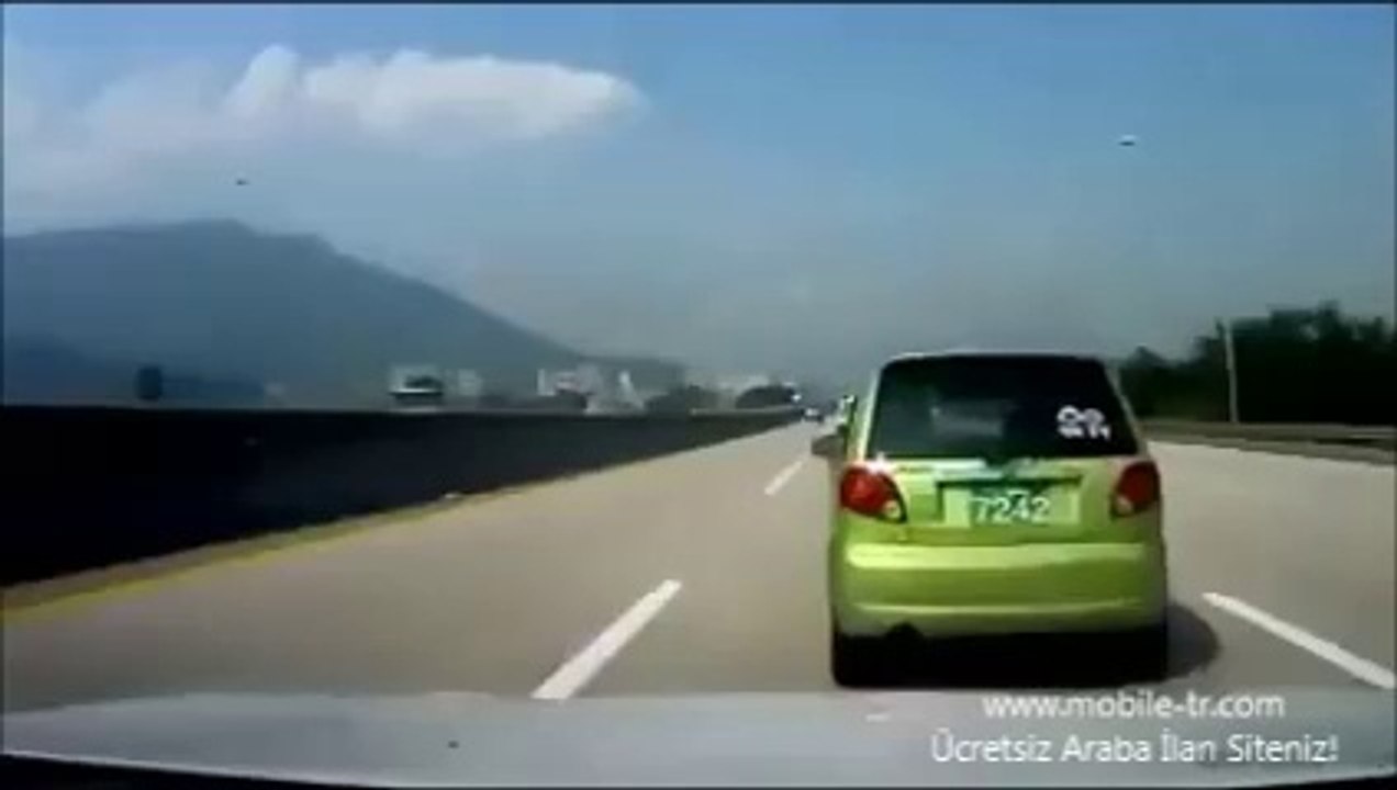 Küçük otomobile otobanda çarparsan ne olur ?