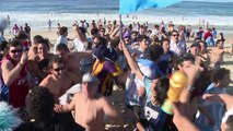 Hinchas argentinos duermen en la playa