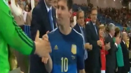 ميسي يتسلم الكرة الذهبية