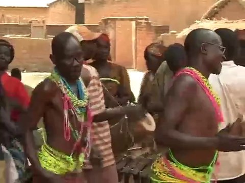 DANSE TRADITIONNELLE TCHADIENNE DU SUD DU PAYS (DES TREMBLEURS ) SUR TOL