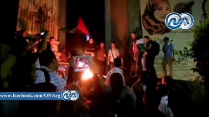 شاهد || نشطاء يحرقون العلم الإسرائيلي أمام نقابة الصحفيين