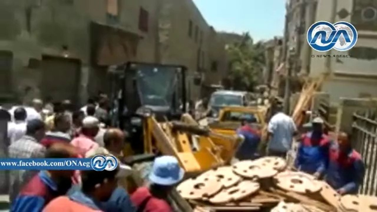 محافظ القاهرة يزيل مخزن مخالف بالدرب الأحمر