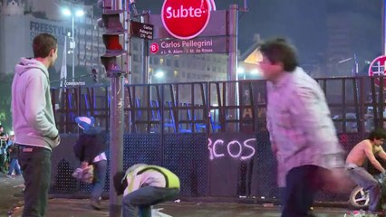 Lágrimas e violência em Buenos Aires