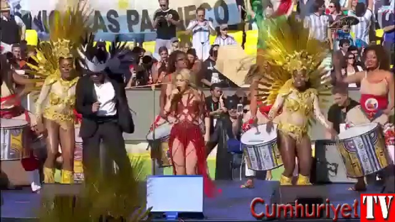 Shakira kapanış şovunda büyüledi