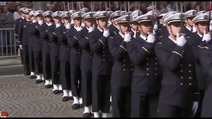 14-Juillet : Hollande hué par des manifestants en descendant les Champs-Elysées