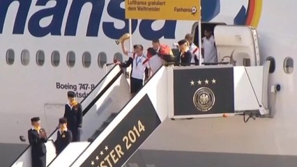 German football team arrives to a hero's welcome in Berlin