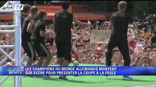 Football / Les Allemands présentent le trophée de la Coupe du monde à la foule - 15/07