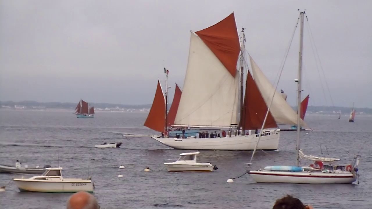 Le thonier " Biche" vire devant Port Lay - île de Groix - 12 Juillet 2014