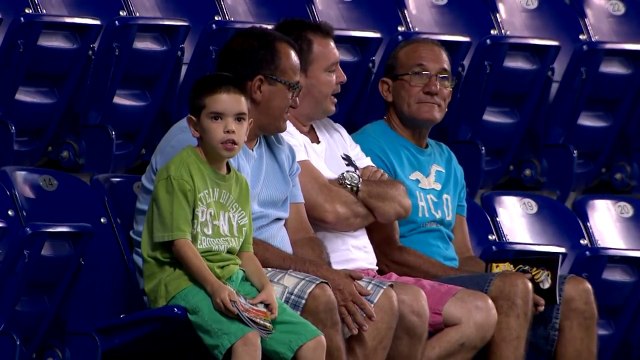 Un enfant se donne à fond dans les tribunes d'un stade