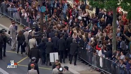 Bain et de foule et ovation pour François Hollande
