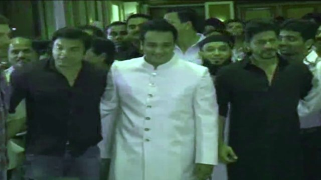 Salman Khan, Shah Rukh Khan hug each other again at Baba Siddique's Iftaar party 2014