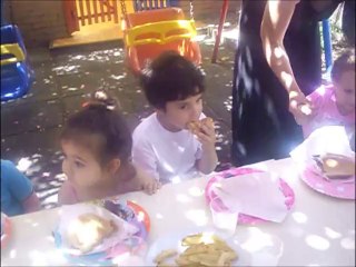 SAM_7577 Bahçede piknik yapıyoruz 2