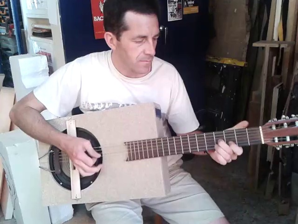 guitare à resonateur papier, the paper resonator