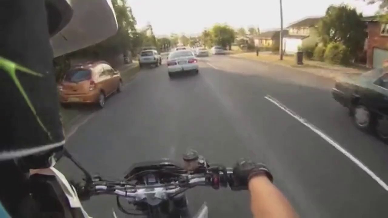 Reste sur ma voiture, on va à l'hôtial