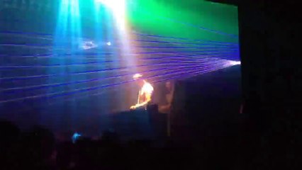 Homem derruba mesa de som de boate