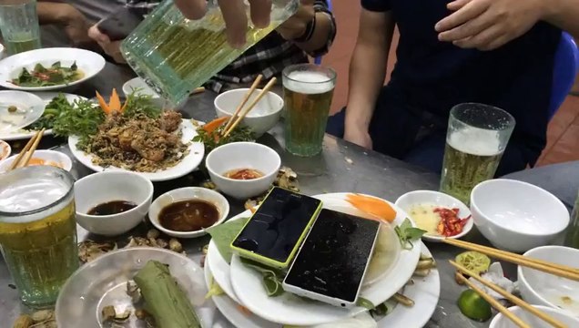 Zing Công nghệ - Clip vui Tắm bia, xì dầu cho Sony Xperia Z2, Z1 Compact