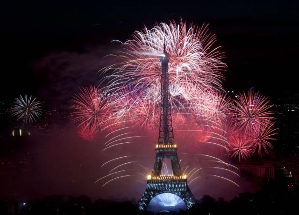 La tour Eiffel s'illumine pour la paix
