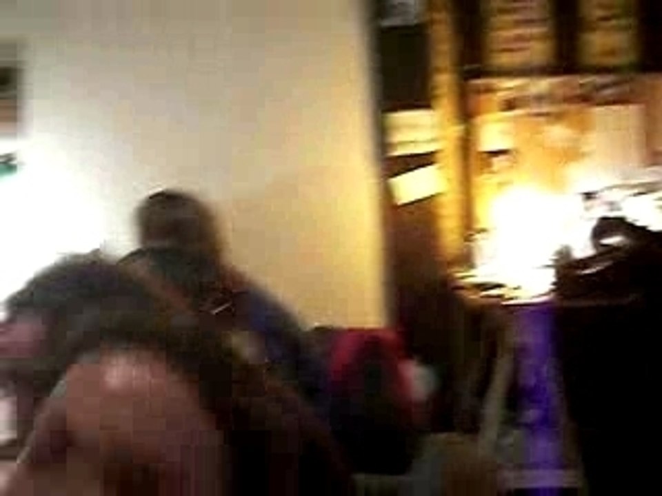 Gueulante contre pauvre HK