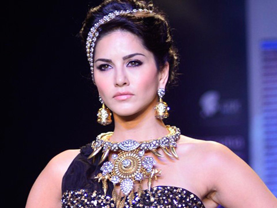Dia Mirza Kalki Koechlin Walk The Ramp At IIJW