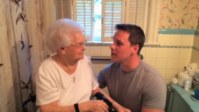 Il rase sa barbe pour les 100 ans de sa grand-mère!