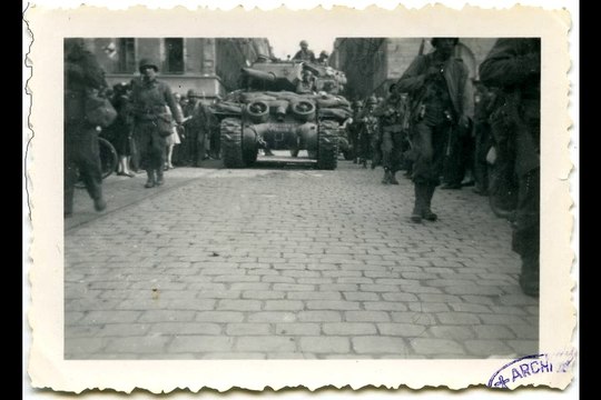 A l'aube du 4 août 1944, les troupes américaines s'apprêtent à libérer Rennes