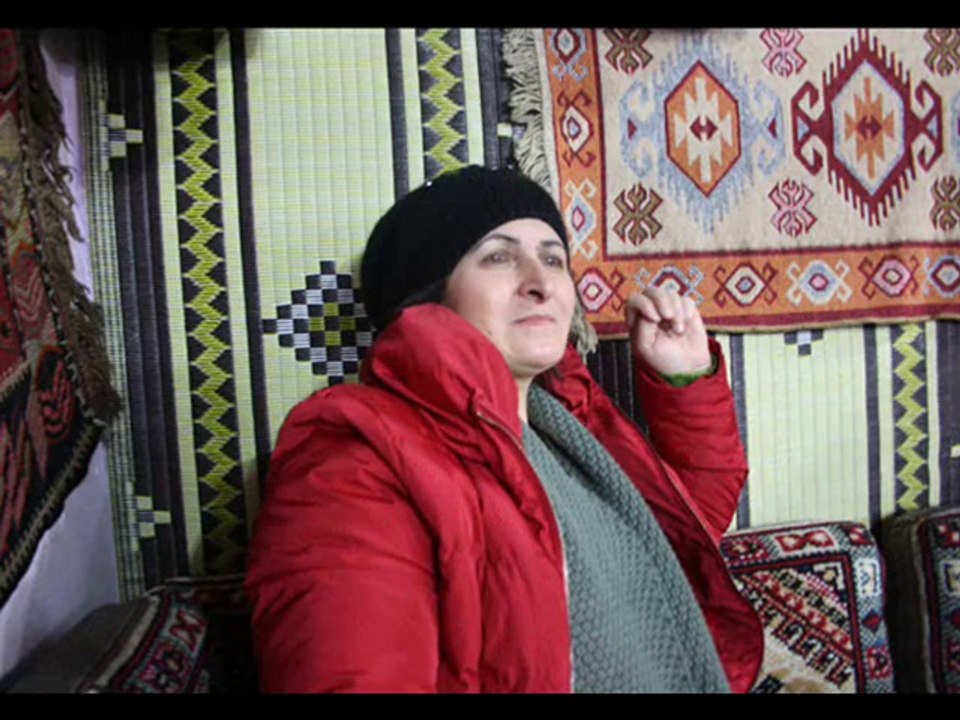 YILDIZ DEMİRKOL SAVAŞ-yıldızlıtürküler-KAPININ ÖNÜNDE ÖNLÜK DİKİYİ