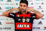 Eduardo da Silva é apresentado e explica passado vascaíno