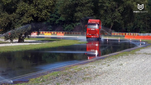 Un semi-remorque en drift sur circuit