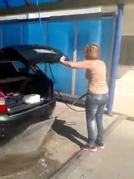 Ne jamais laisser sa femme laver la voiture
