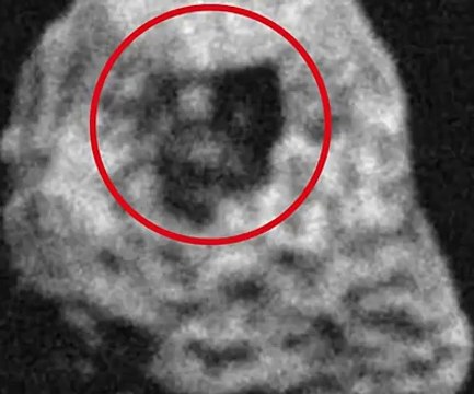 Gök taşı üzerindeki piramit