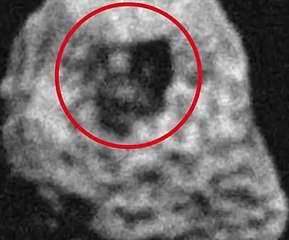 Gök taşı üzerindeki piramit