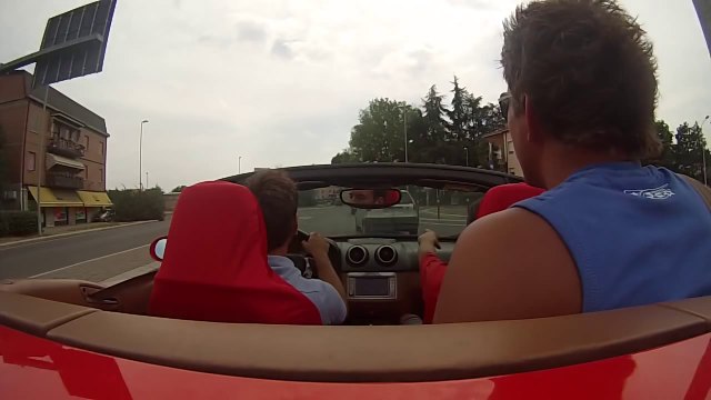 Un débile plante une Ferrari dans un mur! Bravo, joli fail!