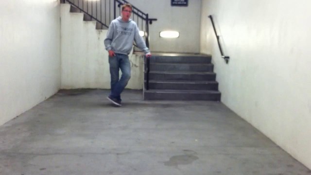 Chanter le thème de Halo 3 dans une cage d'escalier!