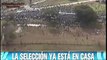 Seleção argentina sobrevoa torcedores no Obelisco na chegada a Buenos Aires