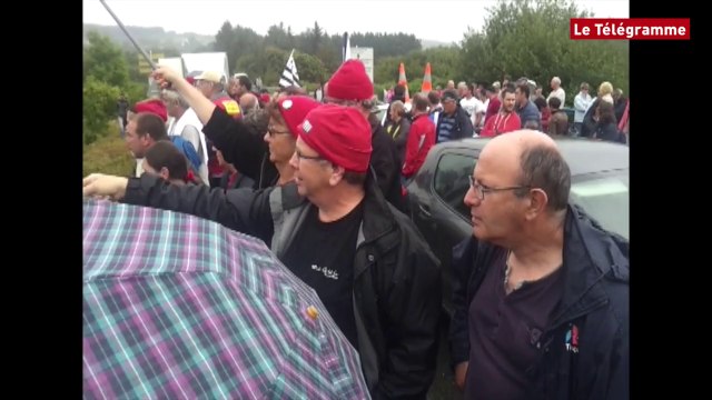 Guerlesquin (29). Tilly-Sabco : 300 manifestants bloquent la RN12