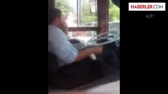 Seyir Halinde Kitap Okuyan Otobüs Şoförü