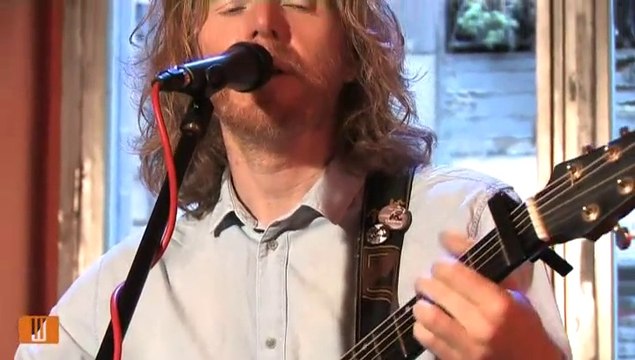 'Small country', Halldor Mar en directe a l'Espai VilaWeb, versionant 'País Petit', de Lluís Llach