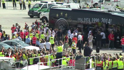 Alemanes regresan a Berlín como héroes