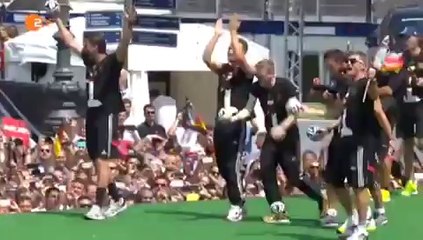 KLOSE capo-coro nello sfottó verso gli argentini alla porta di Brandeburgo