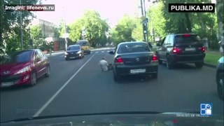 O dispută dintre doi şoferi, transformată într-o SCENĂ DE GROAZĂ. Unul dintre ei ajunge sub roţile automobilului (VIDEO) - PUBLIKA .MD