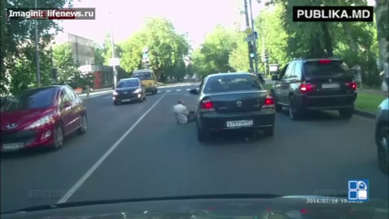 O dispută dintre doi şoferi, transformată într-o SCENĂ DE GROAZĂ. Unul dintre ei ajunge sub roţile automobilului (VIDEO) - PUBLIKA .MD