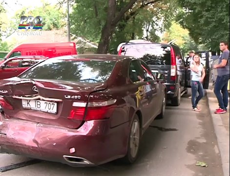 VIDEO Accident de LUX Un Mercedes Lexus si Range Rover s-au lovit in centrul capitalei