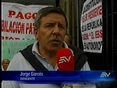 Extrabajadores del IESS protestan por haberes pendientes