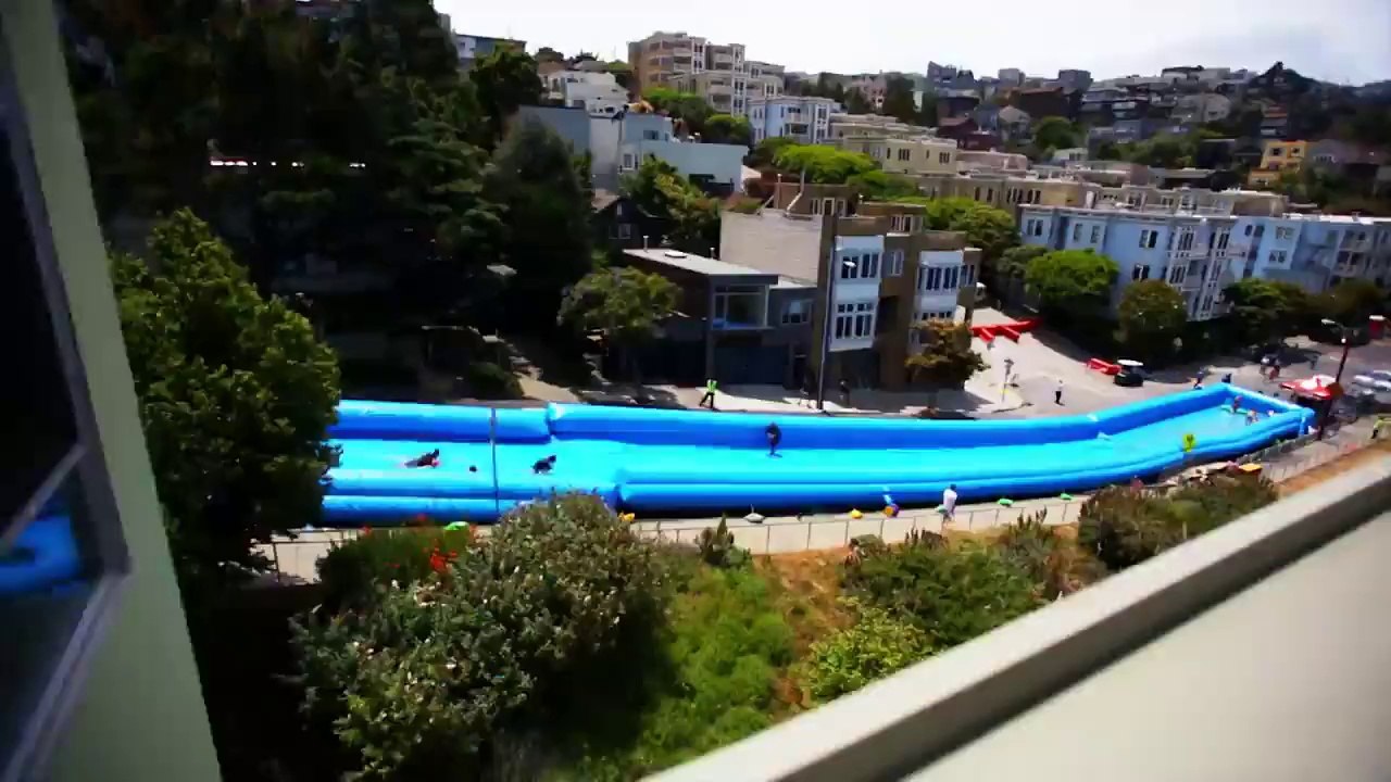 Toboggan géant en pleine rue à San Francisco... Surfer en pleine ville!