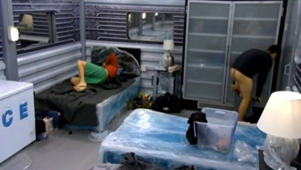 Dat Ass! BB16 Cody changing on live feeds.