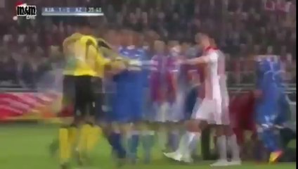 Football- Bagarre entre Esteban et supporter Ajax - Alkmaar ! (match arrêté)
