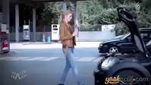 Bir kadın araca motor yağı koyarsa