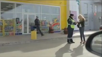 Un policier drague une jolie femme mdrr