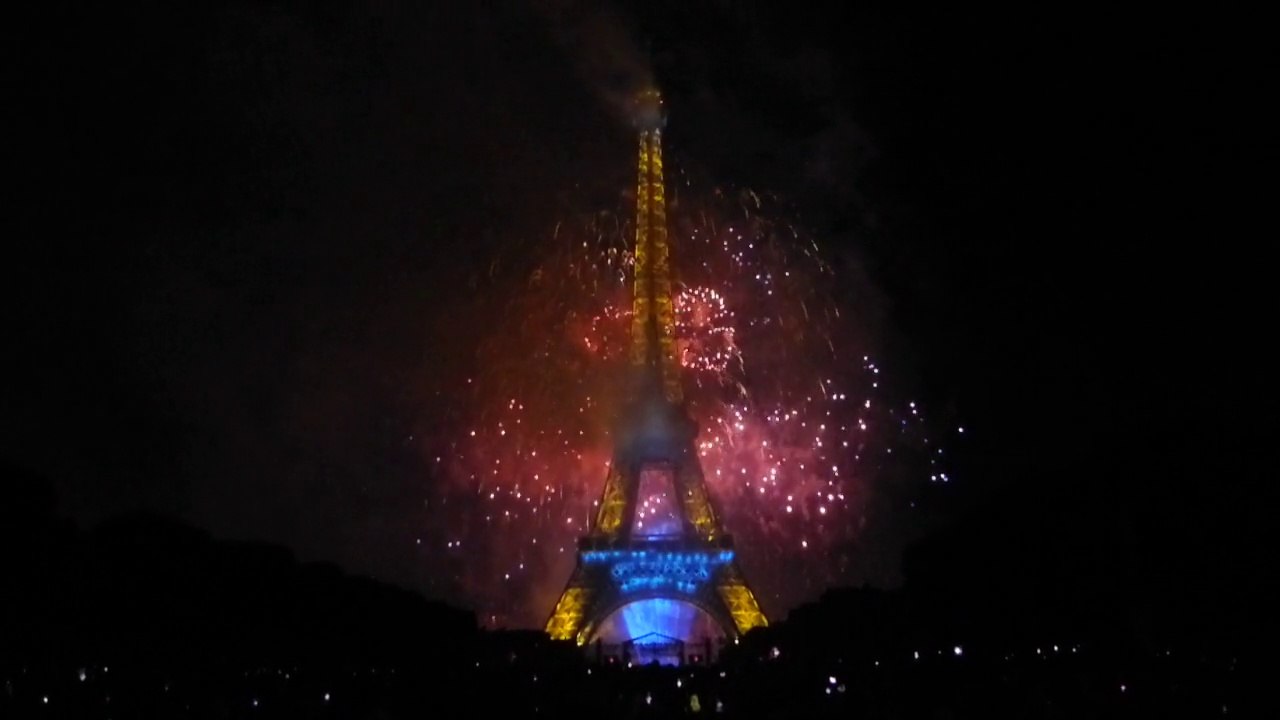 Magnifique feu d'artifice à Paris du 14 juillet 2014 Tour Eiffel (N.2) . Rymingco